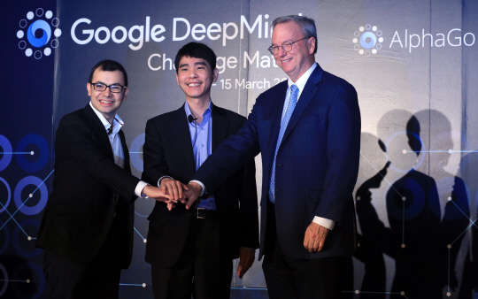 이세돌 9단(가운데)이 구글이 만든 인공지능 바둑 프로그램 '알파고'와의 맞대결을 하루 앞둔 8일 오전 서울 종로구 포시즌스호텔에서 열린 사전 브리핑에 참석해 구글 딥마인드의 CEO 데미스 하사비스(왼쪽), 에릭 슈미트 구글 회장과 손을 맞잡고 있다. 2016.3.8      hihong@yna.co.kr  (끝)